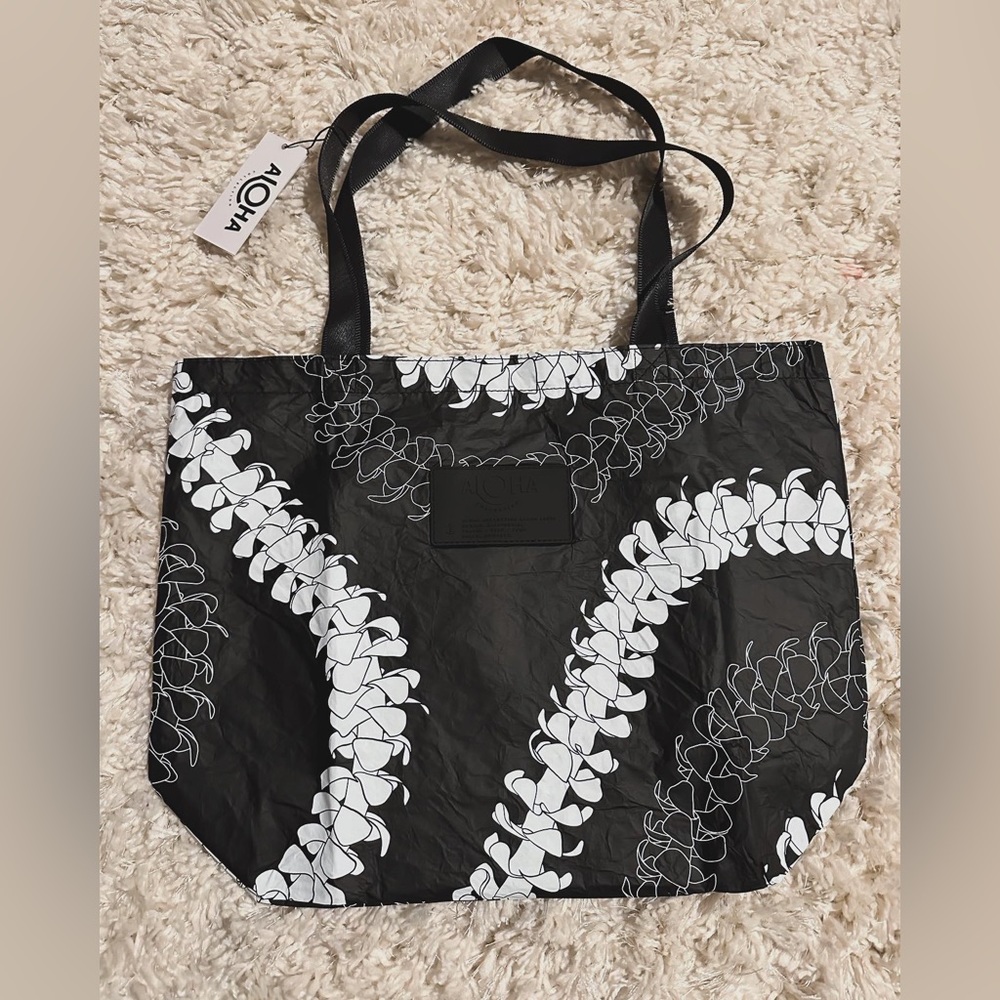 New aloha collection puakenikeni reversible tote bag